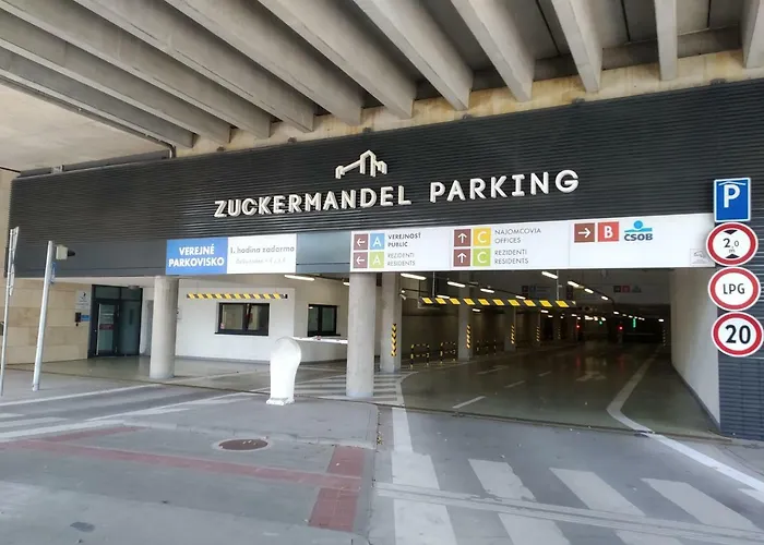 Center, River Front, Private Parking Included Lejlighed *